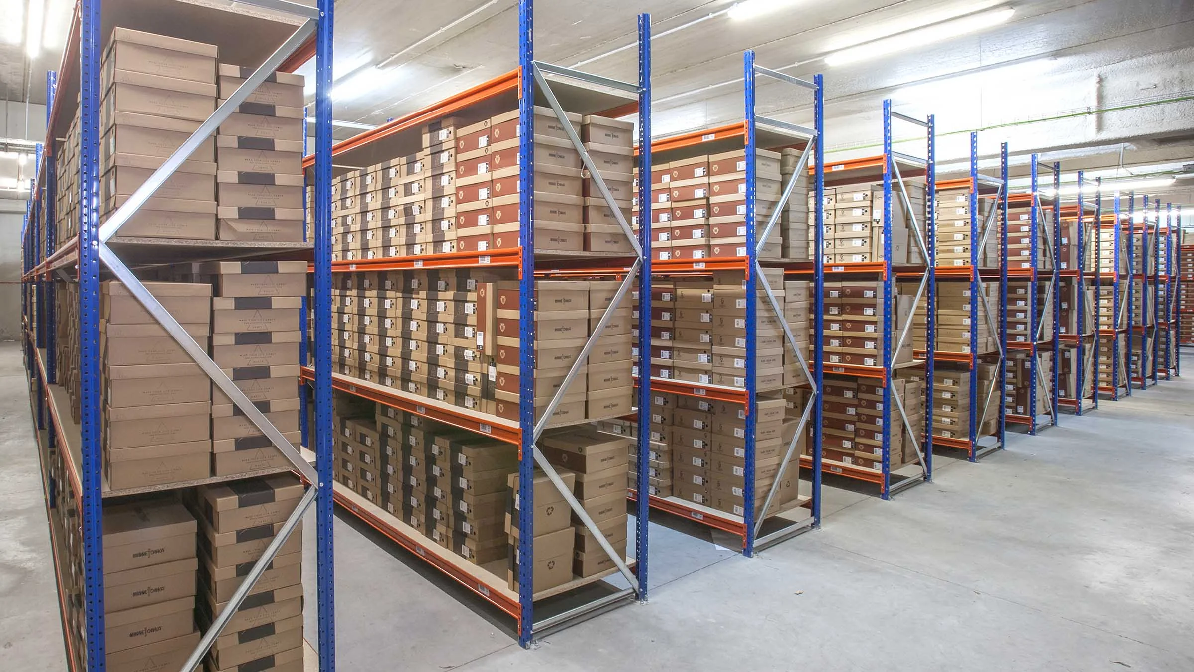 Estanterías de media carga de AR Racking