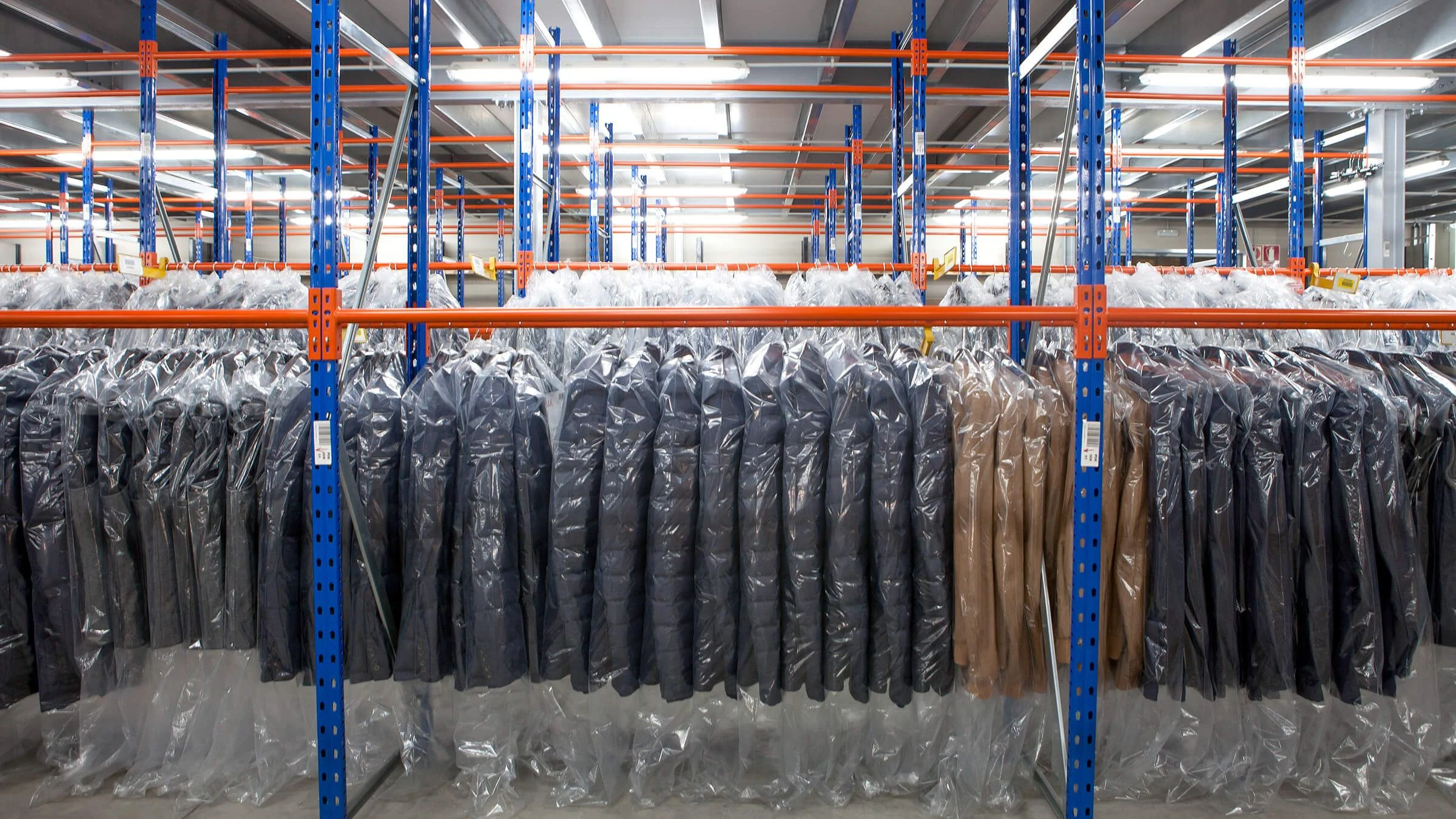Estanterías para prenda colgada de AR Racking
