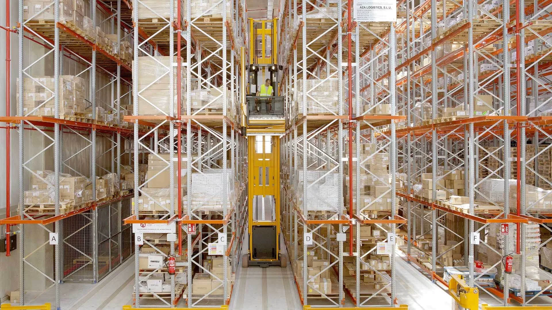 Estanterías de pasillo estrecho (VNA) de AR Racking