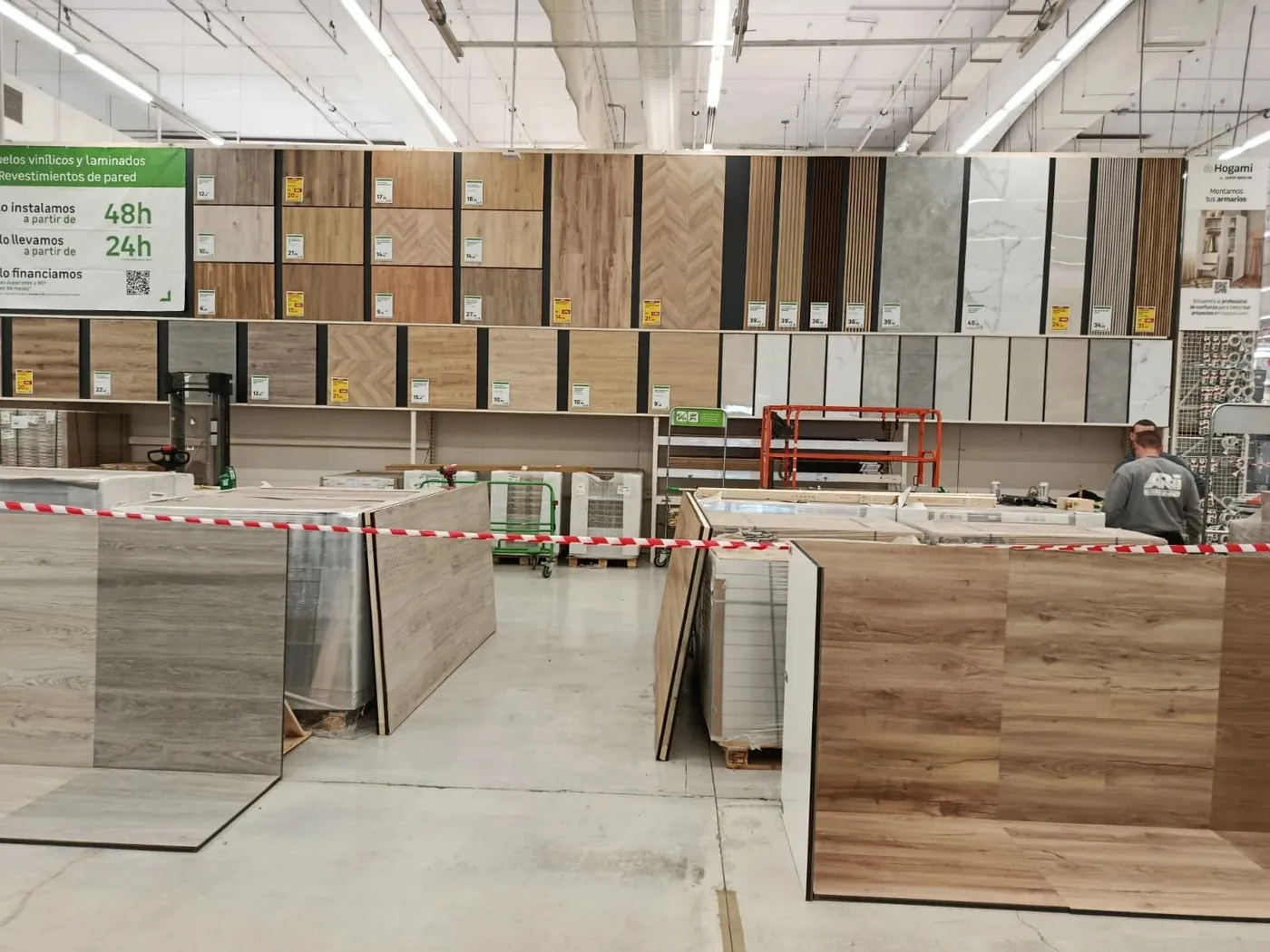 Implantación de expositor comercial según dossier — MODEX360