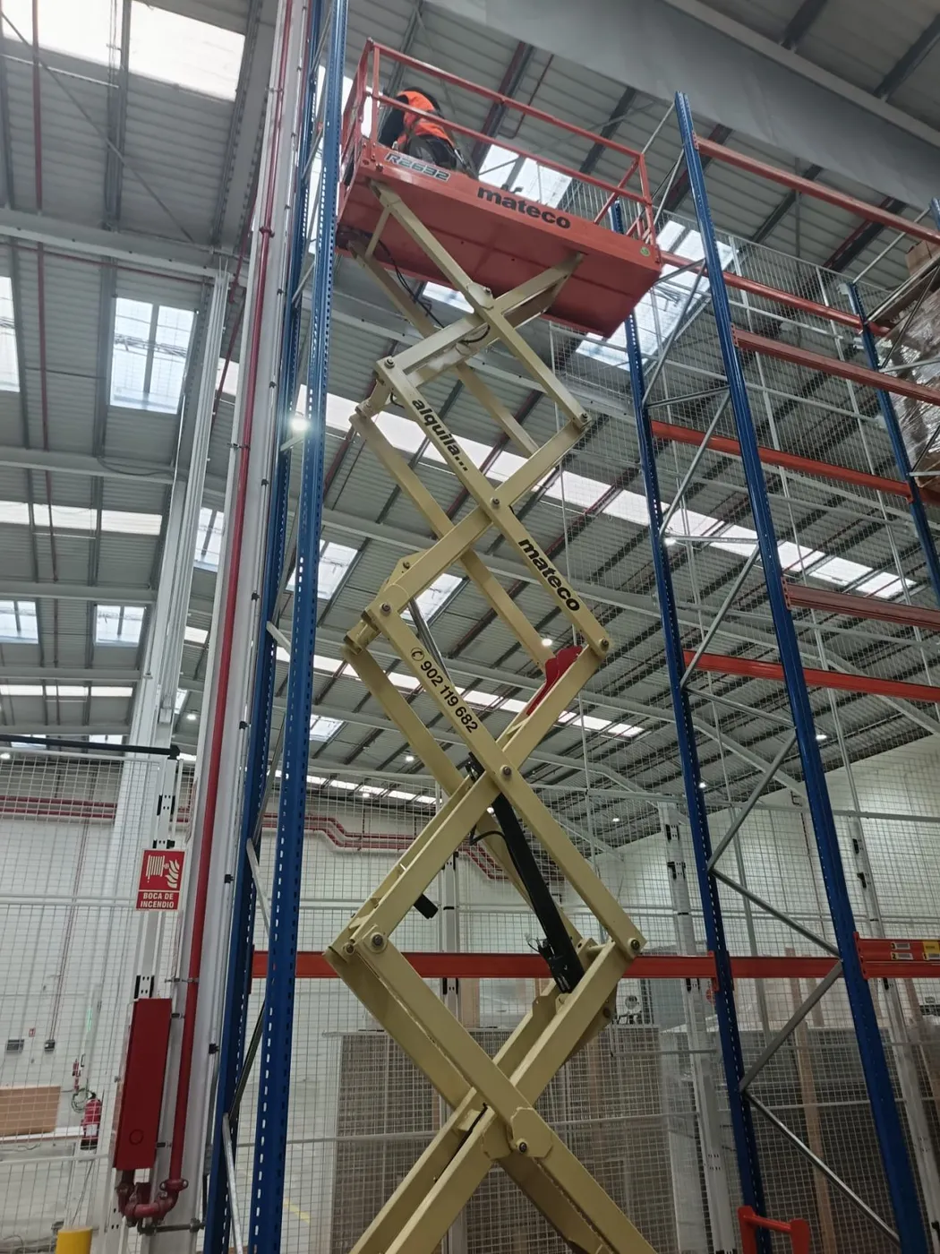 Montaje de rack y colocación de mallas a más de 10 m de altura — MODEX360