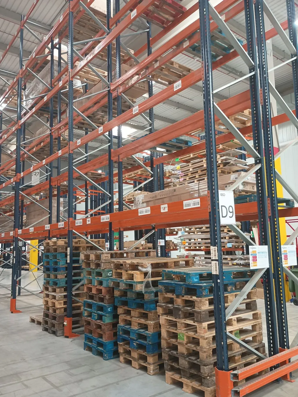 Instalación de racks cantilever en almacén, corredor sur de Madrid — MODEX360