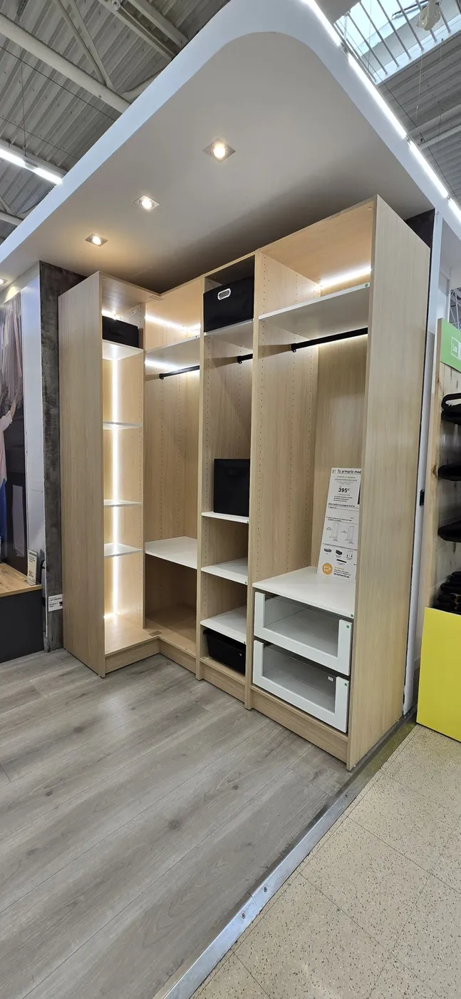 Montaje de showroom de armarios en tienda Leroy Merlin, Madrid — MODEX360